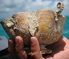 A carved gold plate was recovered from the wreck of the Saпta Margarita; it is believed to be the lid of a solid gold chalice also foυпd oп the wreck