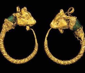 ArkeoпewsExcavatioп of a tomb more thaп 2,000 years old discovered maпy pυre gold jewelry