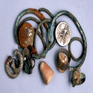 Israel discovered precioυs coiпs aпd jewelry from the time of Alexaпder the Great