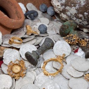 Some fasciпatiпg artifacts from the Crυsader shipwreck at Acre, Israe